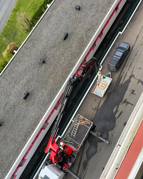 Bil og kran